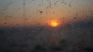 22.12.2013., Zadar – Neobicno toplo vrijeme za prve dane zime dodatni je poticaj za otisnuti se na more i uloviti koju lignju za Badnju vecer. Iako zbog oseke gotovo da nisu mogli isploviti, dva Privlacanca na nedjeljno poslijepodne udaljila su se od ob