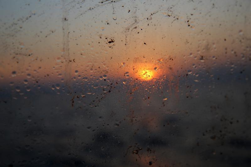 22.12.2013., Zadar – Neobicno toplo vrijeme za prve dane zime dodatni je poticaj za otisnuti se na more i uloviti koju lignju za Badnju vecer. Iako zbog oseke gotovo da nisu mogli isploviti, dva Privlacanca na nedjeljno poslijepodne udaljila su se od ob