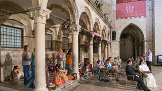 Kostimirana proba predstave Kafetarija prema djelu La bottega del caffe, jednoj od najuspješnijih komedija talijanskog komediografa Carla Goldonija