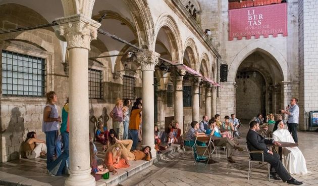 Kostimirana proba predstave Kafetarija prema djelu La bottega del caffe, jednoj od najuspješnijih komedija talijanskog komediografa Carla Goldonija