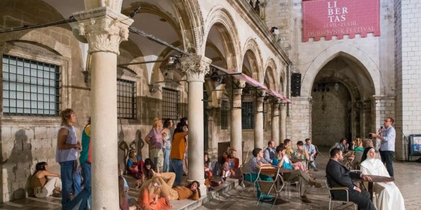 Kostimirana proba predstave Kafetarija prema djelu La bottega del caffe, jednoj od najuspješnijih komedija talijanskog komediografa Carla Goldonija Kostimirana proba predstave Kafetarija prema djelu La bottega del caffe, jednoj od najuspješnijih komedija talijanskog komediografa Carla Goldonija