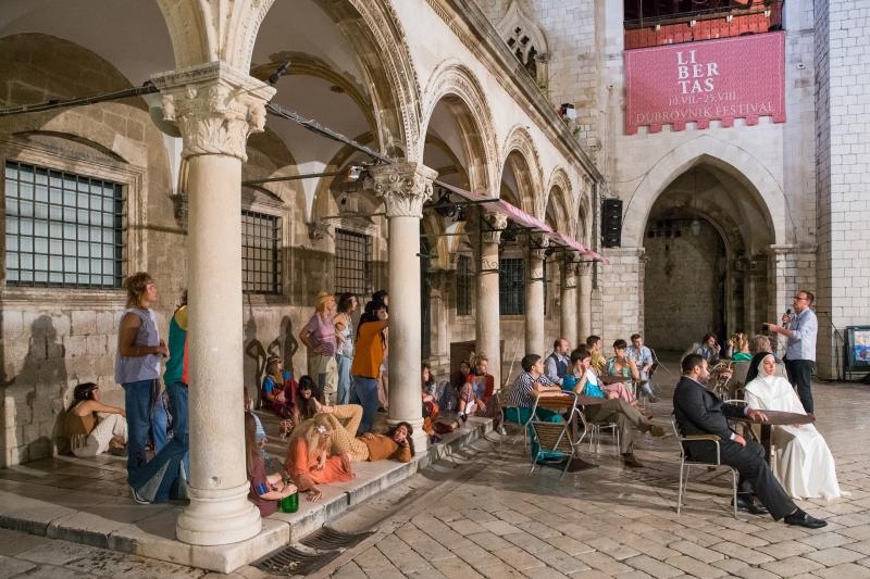 Kostimirana proba predstave Kafetarija prema djelu La bottega del caffe, jednoj od najuspješnijih komedija talijanskog komediografa Carla Goldonija