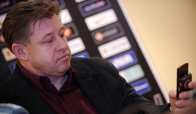 Zagreb, 180110.
Prostorije kosarkaskog kluba Cbona u sklopu dvorane Drazena Petrovica.
Konferencija za novinare povodom novog direktora Cibone, bivsi kosarkas Andro Knego.
Na slici: predsjednik Cibone Ivo Jelusic tokom konferencije se nije javio Emilu Ted