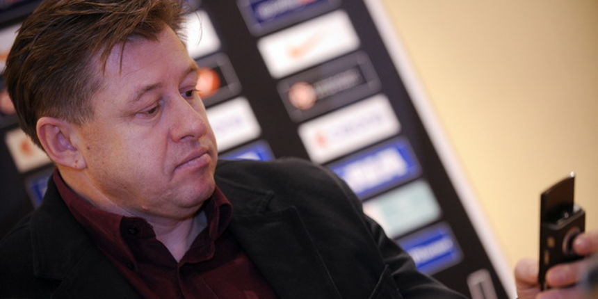 Zagreb, 180110.
Prostorije kosarkaskog kluba Cbona u sklopu dvorane Drazena Petrovica.
Konferencija za novinare povodom novog direktora Cibone, bivsi kosarkas Andro Knego.
Na slici: predsjednik Cibone Ivo Jelusic tokom konferencije se nije javio Emilu Ted Zagreb, 180110.
Prostorije kosarkaskog kluba Cbona u sklopu dvorane Drazena Petrovica.
Konferencija za novinare povodom novog direktora Cibone, bivsi kosarkas Andro Knego.
Na slici: predsjednik Cibone Ivo Jelusic tokom konferencije se nije javio Emilu Ted