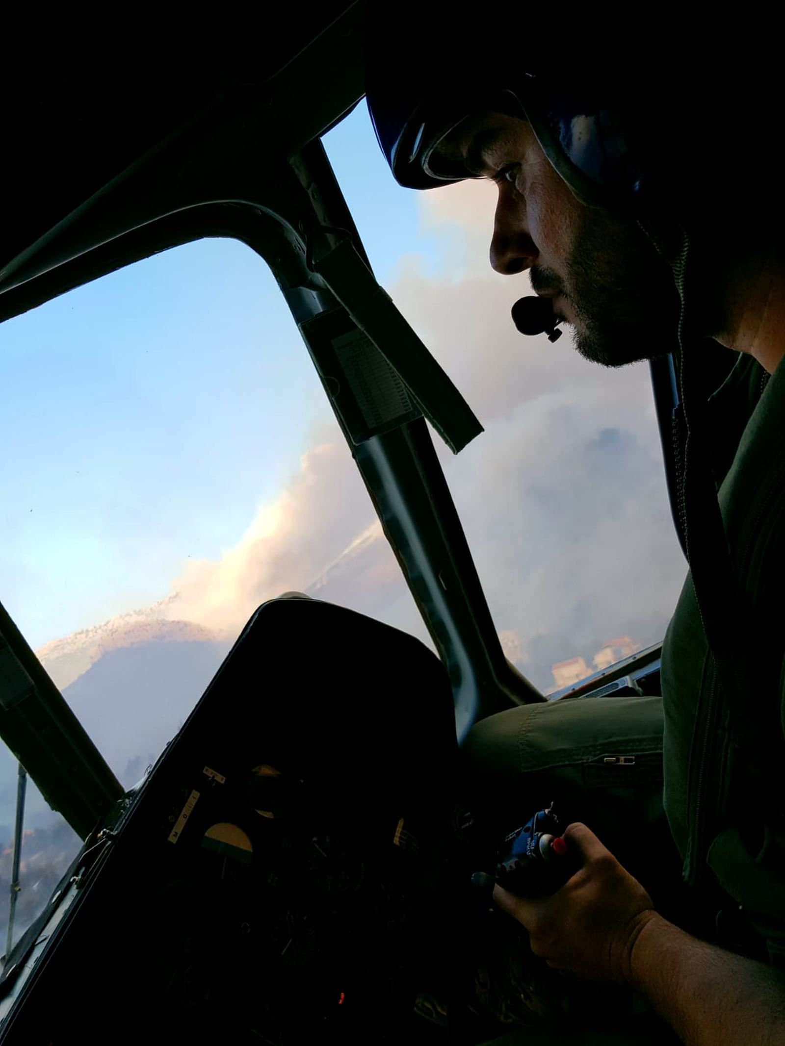 Zračne snage i vojnici gase veliki požar na Pelješcu