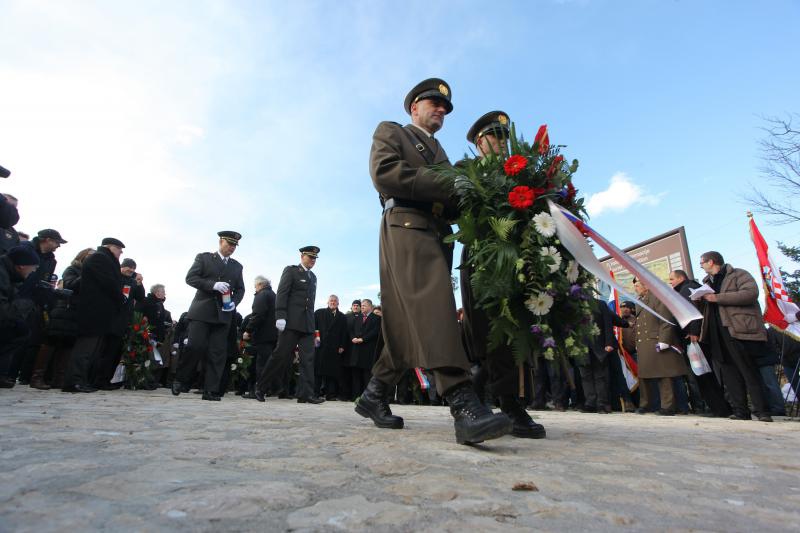 Maslenica: Otkrivanje spomen obilježja križa za poginule hrvatske branitelje u VRO Maslenica ´93, Foto: Filip Brala/PIXSELL