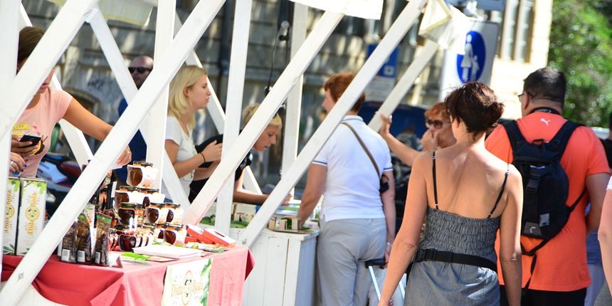 9. Festival smokava: Sajam na Trgu pet bunara 9. Festival smokava: Sajam na Trgu pet bunara