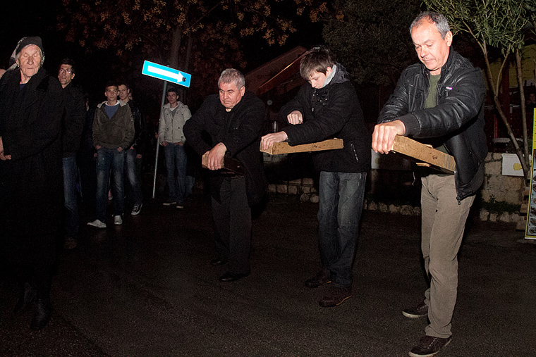 Sinoć je u Bibinjama na jedinstveni način obilježen Velik petak, foto: Leo Banić Sinoć je u Bibinjama na jedinstveni način obilježen Velik petak, foto: Leo Banić
