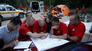 Gracac, 170711.
Speleologu koji je s kolegom u nedjelju istrazivao jamu Kita Gacesina kod Gracaca je pozlilo te je pao u, kako se doznaje, dijabeticku komu koja ga je uhvatila u snu. Ostao je lezati na 362 metra dubine. Rijec je o muskarcu (37) iz Samobor Gracac, 170711.
Speleologu koji je s kolegom u nedjelju istrazivao jamu Kita Gacesina kod Gracaca je pozlilo te je pao u, kako se doznaje, dijabeticku komu koja ga je uhvatila u snu. Ostao je lezati na 362 metra dubine. Rijec je o muskarcu (37) iz Samobor