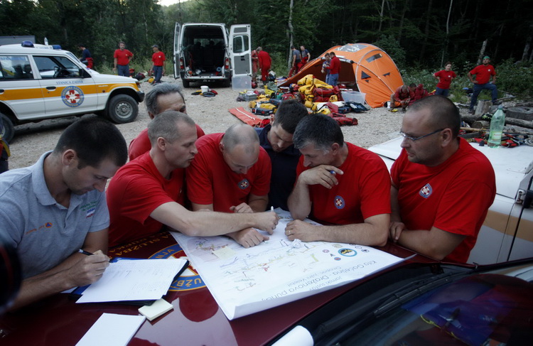 Gracac, 170711.
Speleologu koji je s kolegom u nedjelju istrazivao jamu Kita Gacesina kod Gracaca je pozlilo te je pao u, kako se doznaje, dijabeticku komu koja ga je uhvatila u snu. Ostao je lezati na 362 metra dubine. Rijec je o muskarcu (37) iz Samobor Gracac, 170711.
Speleologu koji je s kolegom u nedjelju istrazivao jamu Kita Gacesina kod Gracaca je pozlilo te je pao u, kako se doznaje, dijabeticku komu koja ga je uhvatila u snu. Ostao je lezati na 362 metra dubine. Rijec je o muskarcu (37) iz Samobor