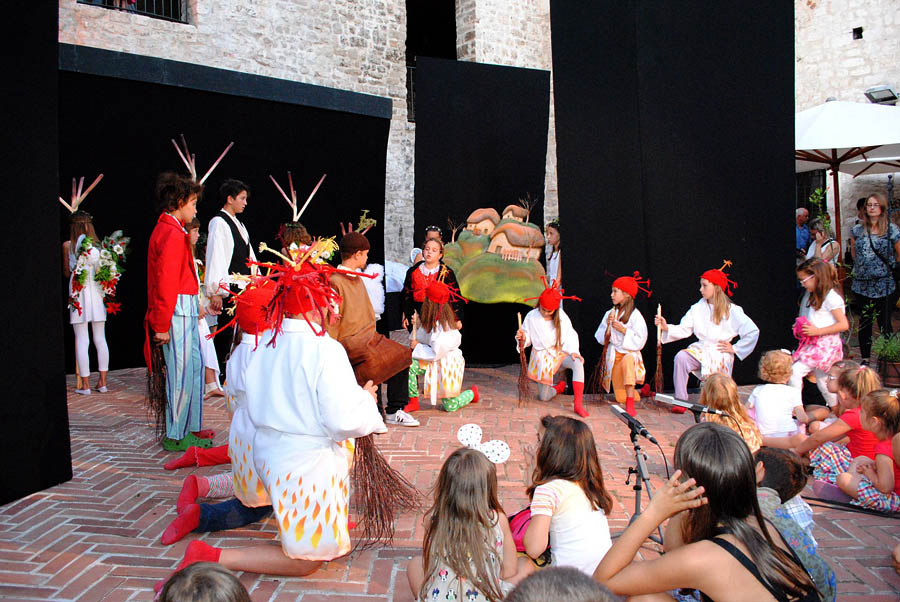 Polaznici dramsko lutkarske radionice Donatolina iz Kazališta lutaka Zadar gostovali su na ovogodišnjem Međunarodnom dječjem festivalu u Šibeniku sa predstavom “Šuma Striborova”, foto: Dino Bara Polaznici dramsko lutkarske radionice Donatolina iz Kazališta lutaka Zadar gostovali su na ovogodišnjem Međunarodnom dječjem festivalu u Šibeniku sa predstavom “Šuma Striborova”, foto: Dino Bara