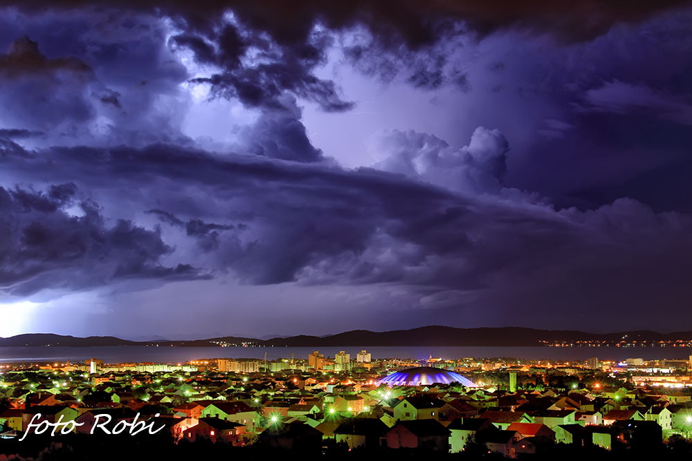 Munje nad Zadrom 16. studenog 2014.  Foto: Roberto Lerga