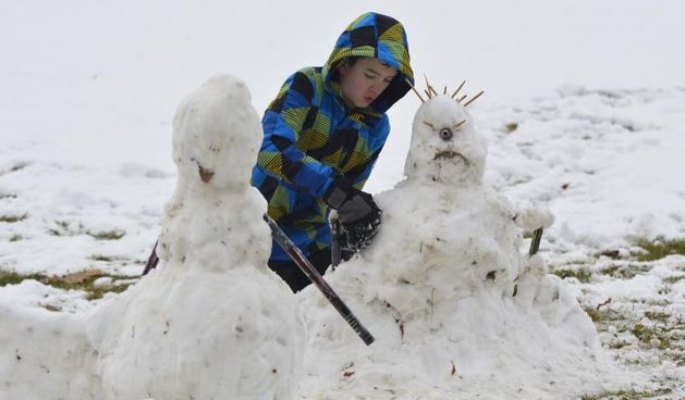 Djeca prave snjegoviće u Slavonskom Brodu