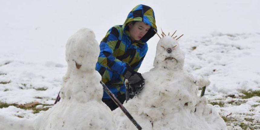 Djeca prave snjegoviće u Slavonskom Brodu Djeca prave snjegoviće u Slavonskom Brodu
