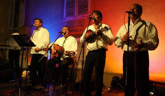 Zadar, 040910.
Sinoc je u Zadru odrzana tradicionalna “Varoska festa”, kojom se u obiljezava svrsetak turisticke sezone.
Na fotografiji: klapa Bonaca
Foto: Vladimir Ivanov / CROPIX
