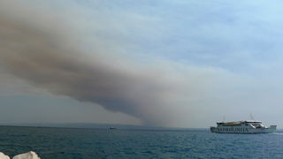 Split, 140711.
Veliki oblak dima nadvio se nad splitom i brackim kanalom od pozara koji je izbio na zapadnoj strani otoka Braca.
Foto: Duje Klaric / CROPIX Split, 140711.
Veliki oblak dima nadvio se nad splitom i brackim kanalom od pozara koji je izbio na zapadnoj strani otoka Braca.
Foto: Duje Klaric / CROPIX