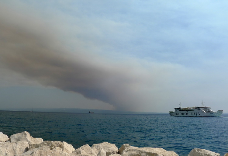 Split, 140711.
Veliki oblak dima nadvio se nad splitom i brackim kanalom od pozara koji je izbio na zapadnoj strani otoka Braca.
Foto: Duje Klaric / CROPIX Split, 140711.
Veliki oblak dima nadvio se nad splitom i brackim kanalom od pozara koji je izbio na zapadnoj strani otoka Braca.
Foto: Duje Klaric / CROPIX