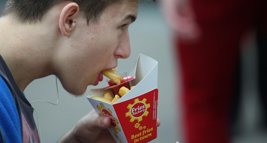 Neredovito jedenje – onako ‘u hodu’ kad neredovito jedemo, činimo si štetu. Neredovito jedenje – onako ‘u hodu’ kad neredovito jedemo, činimo si štetu.