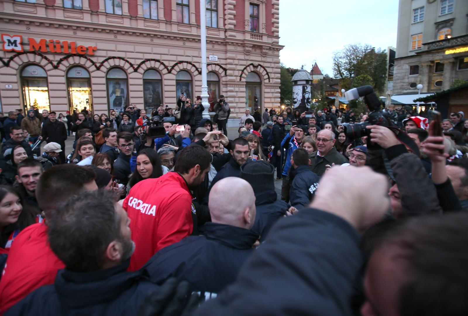 Zlatne tenisače na Trgu bana Josipa Jelačića dočekale tisuće navijača Zlatne tenisače na Trgu bana Josipa Jelačića dočekale tisuće navijača