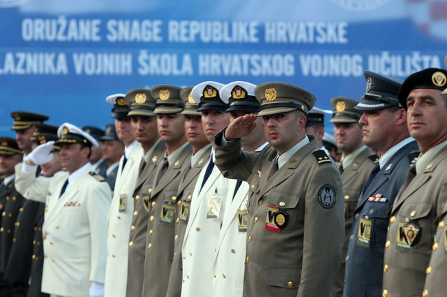 Vukovar, 250610.
U povodu Dana drzavnosti Republike Hrvatske obiljezen  zavrsetak skolovanja polaznika vojnih skola za potrebe Oruzanih snaga. Na fotografiji postrojeni polaznici vojnih skola.
Foto: Damir Glibusic / CROPIX