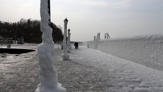 Zaleđeno more i čudesne ledene skulpture na senjskoj rivi