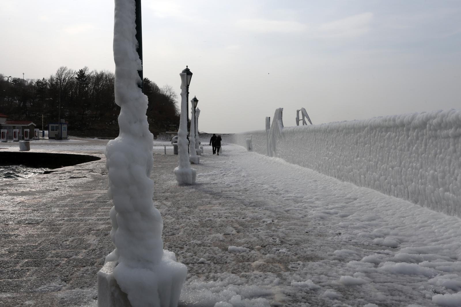 Zaleđeno more i čudesne ledene skulpture na senjskoj rivi