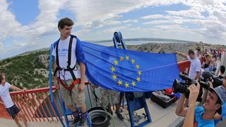 30.06.2013., Zadar – Povodom ulaska Republike Hrvatske u Europsku uniju mladic i djevojka skocili su s Maslenickog mosta sa zastavom Europske unije, dok je mladi Britanac skocio sa hrvatskom zastavom. Photo: Filip Brala/PIXSELL Autor  Filip Brala/PIXSEL