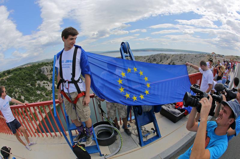 30.06.2013., Zadar – Povodom ulaska Republike Hrvatske u Europsku uniju mladic i djevojka skocili su s Maslenickog mosta sa zastavom Europske unije, dok je mladi Britanac skocio sa hrvatskom zastavom. Photo: Filip Brala/PIXSELL Autor  Filip Brala/PIXSEL