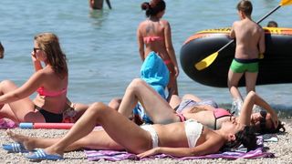 Uživanje u ljetu na vodičkim plažama. Photo: Duško Jaramaz/PIXSELL Uživanje u ljetu na vodičkim plažama. Photo: Duško Jaramaz/PIXSELL