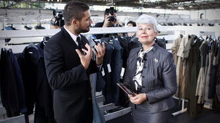 Zagreb, 300911.
Sajam mode Fashion.hr, koji je na Zagrebackom velesajmu okupio 90 izlagaca iz Hrvatske i 29 iz regije, otvorila je predsjednica Vlade RH Jadranka Kosor. 
Na slici: premijerka Kosor i direktor sajma Vinko Filipic.
Foto: Dragan Matic / Cropi