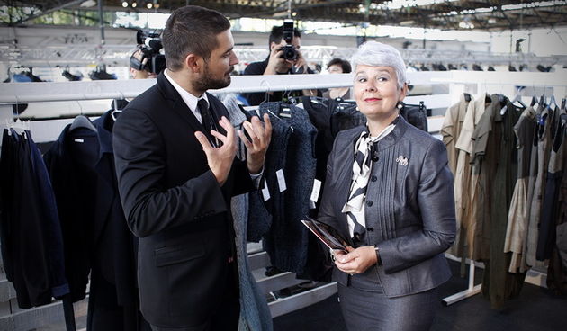 Zagreb, 300911.
Sajam mode Fashion.hr, koji je na Zagrebackom velesajmu okupio 90 izlagaca iz Hrvatske i 29 iz regije, otvorila je predsjednica Vlade RH Jadranka Kosor. 
Na slici: premijerka Kosor i direktor sajma Vinko Filipic.
Foto: Dragan Matic / Cropi