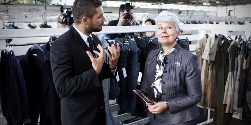 Zagreb, 300911.
Sajam mode Fashion.hr, koji je na Zagrebackom velesajmu okupio 90 izlagaca iz Hrvatske i 29 iz regije, otvorila je predsjednica Vlade RH Jadranka Kosor. 
Na slici: premijerka Kosor i direktor sajma Vinko Filipic.
Foto: Dragan Matic / Cropi