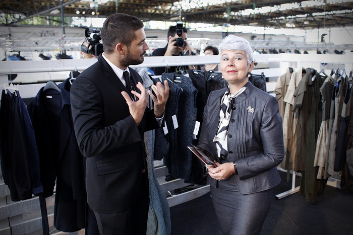 Zagreb, 300911.
Sajam mode Fashion.hr, koji je na Zagrebackom velesajmu okupio 90 izlagaca iz Hrvatske i 29 iz regije, otvorila je predsjednica Vlade RH Jadranka Kosor. 
Na slici: premijerka Kosor i direktor sajma Vinko Filipic.
Foto: Dragan Matic / Cropi