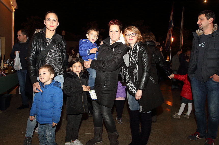 Bibinje: Božićni sajam na Trgu Franje Tuđmana Bibinje: Božićni sajam na Trgu Franje Tuđmana