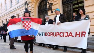 Ispred zgrade Županijskog suda održan skup podrške Stipi Petrini kojeg tuži sutkinja Maja Šupe Ispred zgrade Županijskog suda održan skup podrške Stipi Petrini kojeg tuži sutkinja Maja Šupe