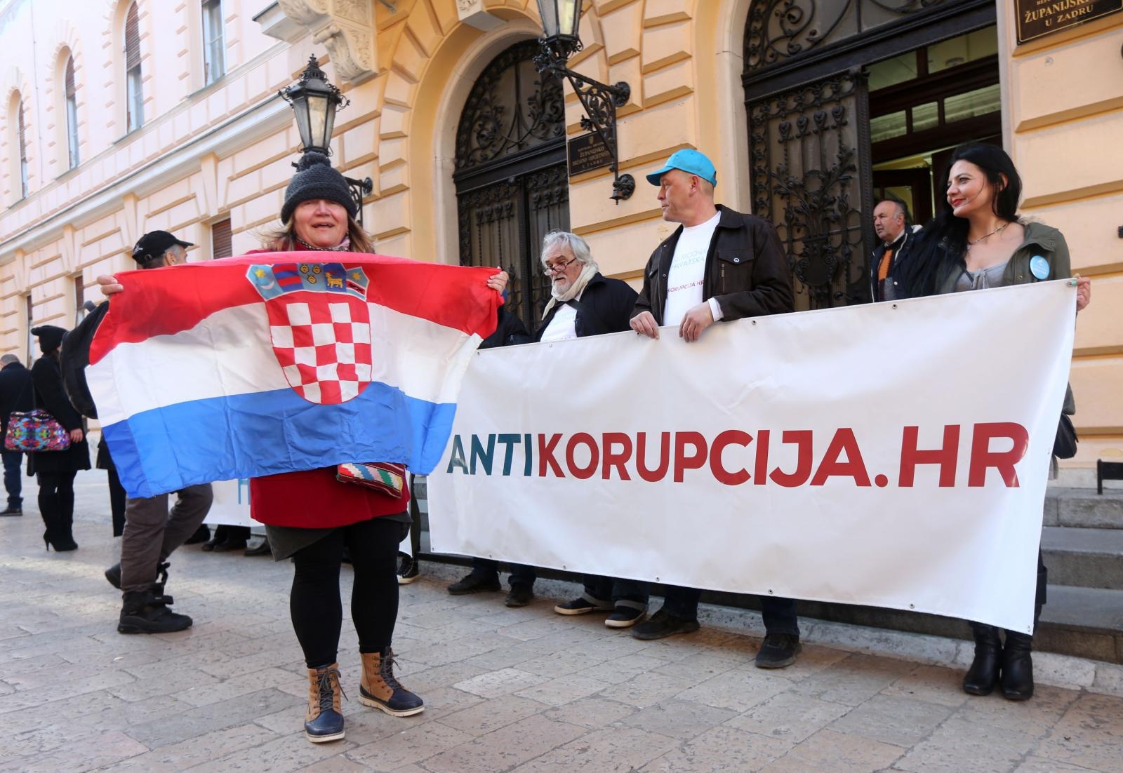 Ispred zgrade Županijskog suda održan skup podrške Stipi Petrini kojeg tuži sutkinja Maja Šupe Ispred zgrade Županijskog suda održan skup podrške Stipi Petrini kojeg tuži sutkinja Maja Šupe