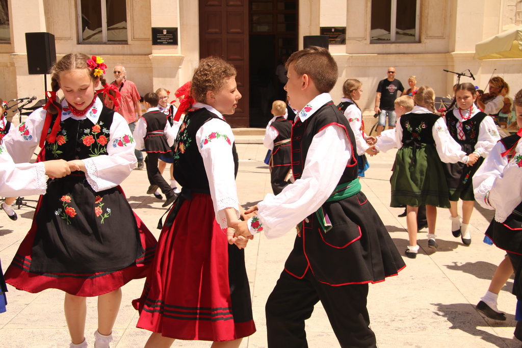 OŠ Zadarski otoci, učenici na Narodnom trgu