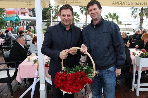 U organizaciji Općine Vir i Vir turizma virskim damama podijeljeno 400 ruža u povodu Dana žena