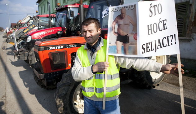 Vinkovci, Retkovci 190213.
Prosvjed upozorenja seljaka koji je jucer zapoceo u Osjecko-baranjskoj zupaniji danas je nastavljen u Vukovarsko-srijemskoj zupaniji gdje su seljaci s oko 200 traktora izasli na sedam punktova..Prosvjed  je vodio Tomislav Pokrov