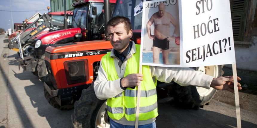 Vinkovci, Retkovci 190213.
Prosvjed upozorenja seljaka koji je jucer zapoceo u Osjecko-baranjskoj zupaniji danas je nastavljen u Vukovarsko-srijemskoj zupaniji gdje su seljaci s oko 200 traktora izasli na sedam punktova..Prosvjed je vodio Tomislav Pokrov Vinkovci, Retkovci 190213.
Prosvjed upozorenja seljaka koji je jucer zapoceo u Osjecko-baranjskoj zupaniji danas je nastavljen u Vukovarsko-srijemskoj zupaniji gdje su seljaci s oko 200 traktora izasli na sedam punktova..Prosvjed je vodio Tomislav Pokrov