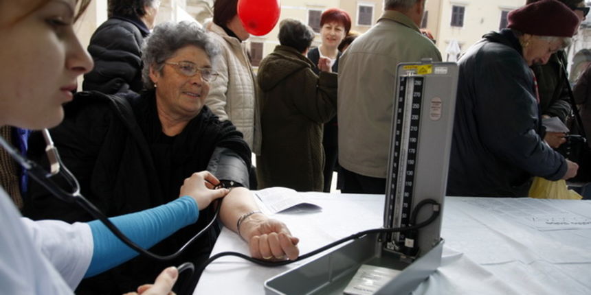 Zadar, 160310.Kontrola secerne bolesti i tlaka u povodu Svjetskog dana bubrega na Narodnom trgu. Ucenici srednje skole Ante Kuzmanica testirali su gradjane.Foto: Jure Miskovic / CROPIX