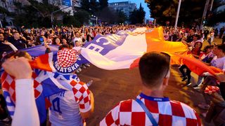 Rijeke navijača u Splitu pred početak utakmice Hrvatske i Walesa Rijeke navijača u Splitu pred početak utakmice Hrvatske i Walesa