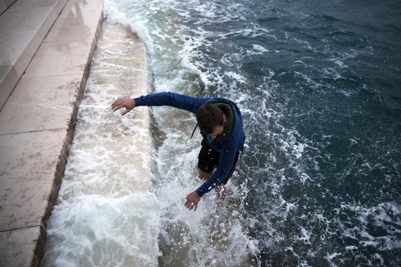 04.04.2014., Zadar – Australac Jason Grdovich zaprosio je svoju djevojku na Morskim Orguljama nakon devet godina veze, a cinu su svjedocili popularni pjevac Mladen Grdovic, gradonacelnik Bozidar Kalmeta, predsjednik zadarske TZ Zvonko Supe te mnogi medi