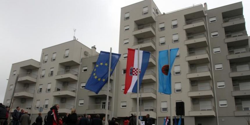 Rijeka – Svecana primopredaja kljuceva vlasnicima stanova u zgradina Hostovom Bregu koja je napravljena po modelu poticajne stanogradnje. Stanovi je Agencija za drustveno poticajnu stanogradnju Grada Rijeke realizirala po modelu POS-a. Photo: Goran Kovaci Rijeka – Svecana primopredaja kljuceva vlasnicima stanova u zgradina Hostovom Bregu koja je napravljena po modelu poticajne stanogradnje. Stanovi je Agencija za drustveno poticajnu stanogradnju Grada Rijeke realizirala po modelu POS-a. Photo: Goran Kovaci