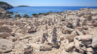 Dugi otok, 260609.
Dugi otok je jedva 1,5 sat udaljen od Zadra, jedan je od skrivenih Jadransih bisera. Sa raznolikom prirodom i plazama, cistim morem, on je namjenjen gostima koji vise cijene prirodu od zabave.
Na slici: jugoistocni dio Dugog otoka i naj