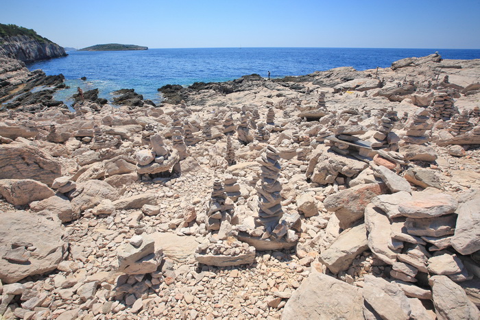 Dugi otok, 260609.
Dugi otok je jedva 1,5 sat udaljen od Zadra, jedan je od skrivenih Jadransih bisera. Sa raznolikom prirodom i plazama, cistim morem, on je namjenjen gostima koji vise cijene prirodu od zabave.
Na slici: jugoistocni dio Dugog otoka i naj