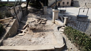 Zadar, 180312.
U noci sa subote na nedjelju nepoznati pocinitelji razbijali su po Poluotoku te napravili veliku stetu na gradilistu kod Trga pet bunara gdje je porazbijana rampa za ulaz u park, a mjesalica za beton zavrsila je cak kod pomorske skole u dru Zadar, 180312.
U noci sa subote na nedjelju nepoznati pocinitelji razbijali su po Poluotoku te napravili veliku stetu na gradilistu kod Trga pet bunara gdje je porazbijana rampa za ulaz u park, a mjesalica za beton zavrsila je cak kod pomorske skole u dru