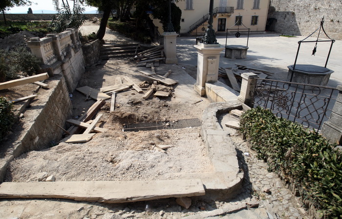 Zadar, 180312.
U noci sa subote na nedjelju nepoznati pocinitelji razbijali su po Poluotoku te napravili veliku stetu na gradilistu kod Trga pet bunara gdje je porazbijana rampa za ulaz u park, a mjesalica za beton zavrsila je cak kod pomorske skole u dru Zadar, 180312.
U noci sa subote na nedjelju nepoznati pocinitelji razbijali su po Poluotoku te napravili veliku stetu na gradilistu kod Trga pet bunara gdje je porazbijana rampa za ulaz u park, a mjesalica za beton zavrsila je cak kod pomorske skole u dru