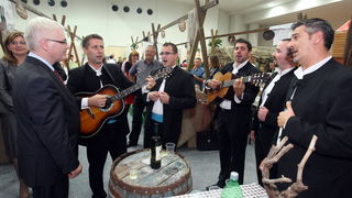 Zadar, 151010.
Predsjednik hrvatske Ivo Josipovic u sklopu posjeta Zadru obisao je i Eko etno sajam koji se ovog tjedna dogadja u dvorani na Visnjiku.Predsjednikje obisao sve izlagace (vise od 300) sa svakim se rukavao i skoro sa svakim slikao.
Na fotogra Zadar, 151010.
Predsjednik hrvatske Ivo Josipovic u sklopu posjeta Zadru obisao je i Eko etno sajam koji se ovog tjedna dogadja u dvorani na Visnjiku.Predsjednikje obisao sve izlagace (vise od 300) sa svakim se rukavao i skoro sa svakim slikao.
Na fotogra