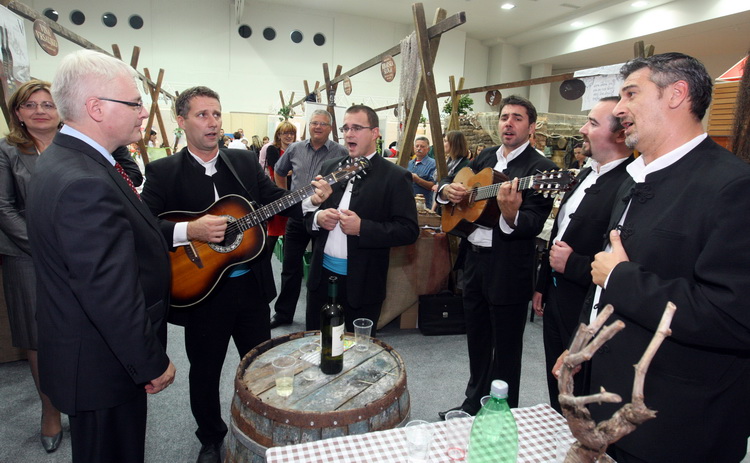 Zadar, 151010.
Predsjednik hrvatske Ivo Josipovic u sklopu posjeta Zadru obisao je i Eko etno sajam koji se ovog tjedna dogadja u dvorani na Visnjiku.Predsjednikje obisao sve izlagace (vise od 300) sa svakim se rukavao i skoro sa svakim slikao.
Na fotogra Zadar, 151010.
Predsjednik hrvatske Ivo Josipovic u sklopu posjeta Zadru obisao je i Eko etno sajam koji se ovog tjedna dogadja u dvorani na Visnjiku.Predsjednikje obisao sve izlagace (vise od 300) sa svakim se rukavao i skoro sa svakim slikao.
Na fotogra